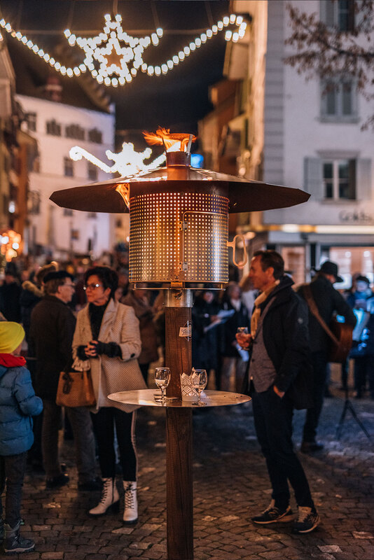 Feuerlaterne in der Altstadt Sursee im Lichterglanz.