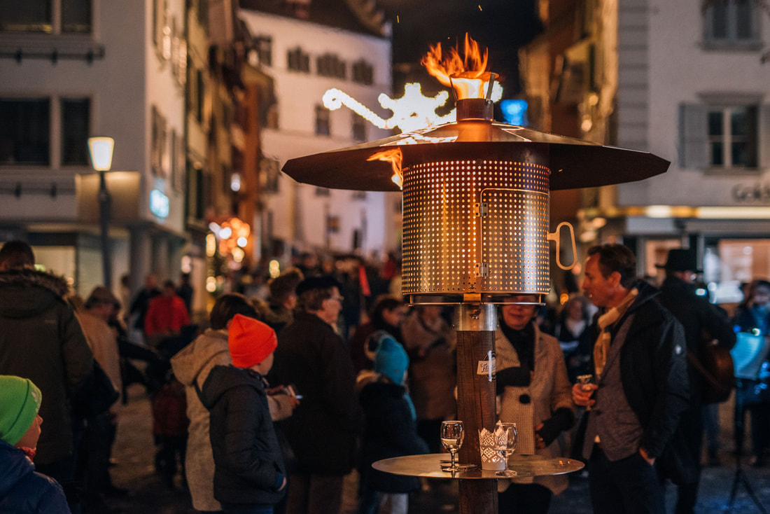 Feuerlaterne in der Altstadt Sursee im Lichterglanz.