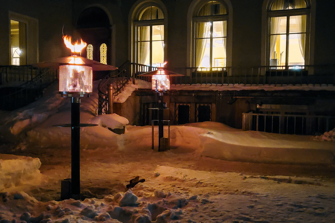 Feuerlaterne vor dem Hotel Reine Victoria in St. Moritz. 