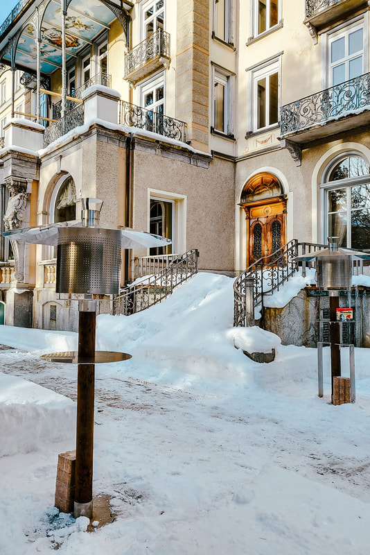 Zwei Feuerlaternen vor dem Hotel Reine Victoria in St. Moritz. 